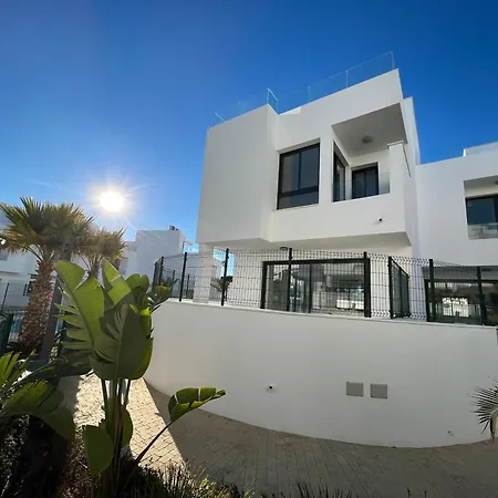 House Close To With Shared Pool פואנגירולה