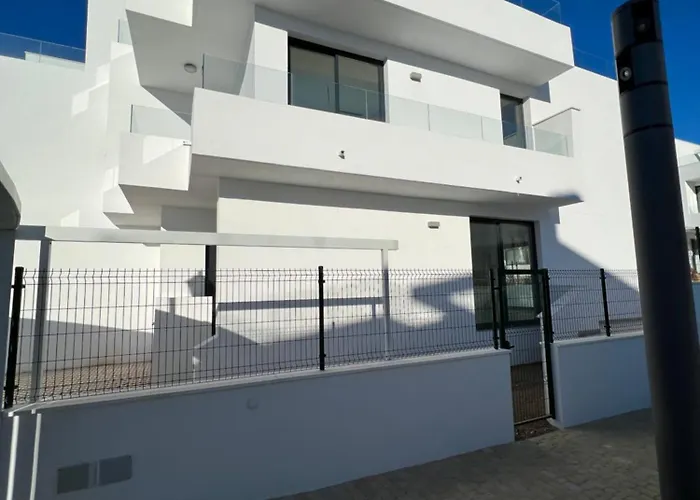 House Close To With Shared Pool Vakantiehuis *