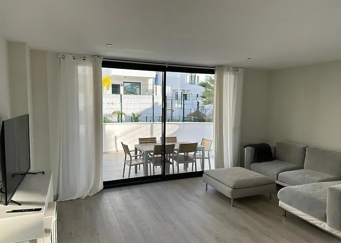 House Close To With Shared Pool Vakantiehuis *