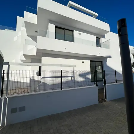 House Close To With Shared Pool 別荘 *