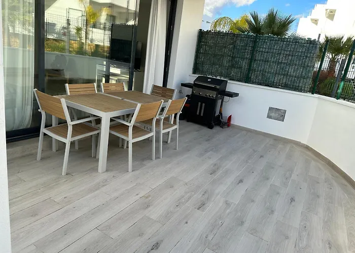 Hébergement de vacances House Close To With Shared Pool *